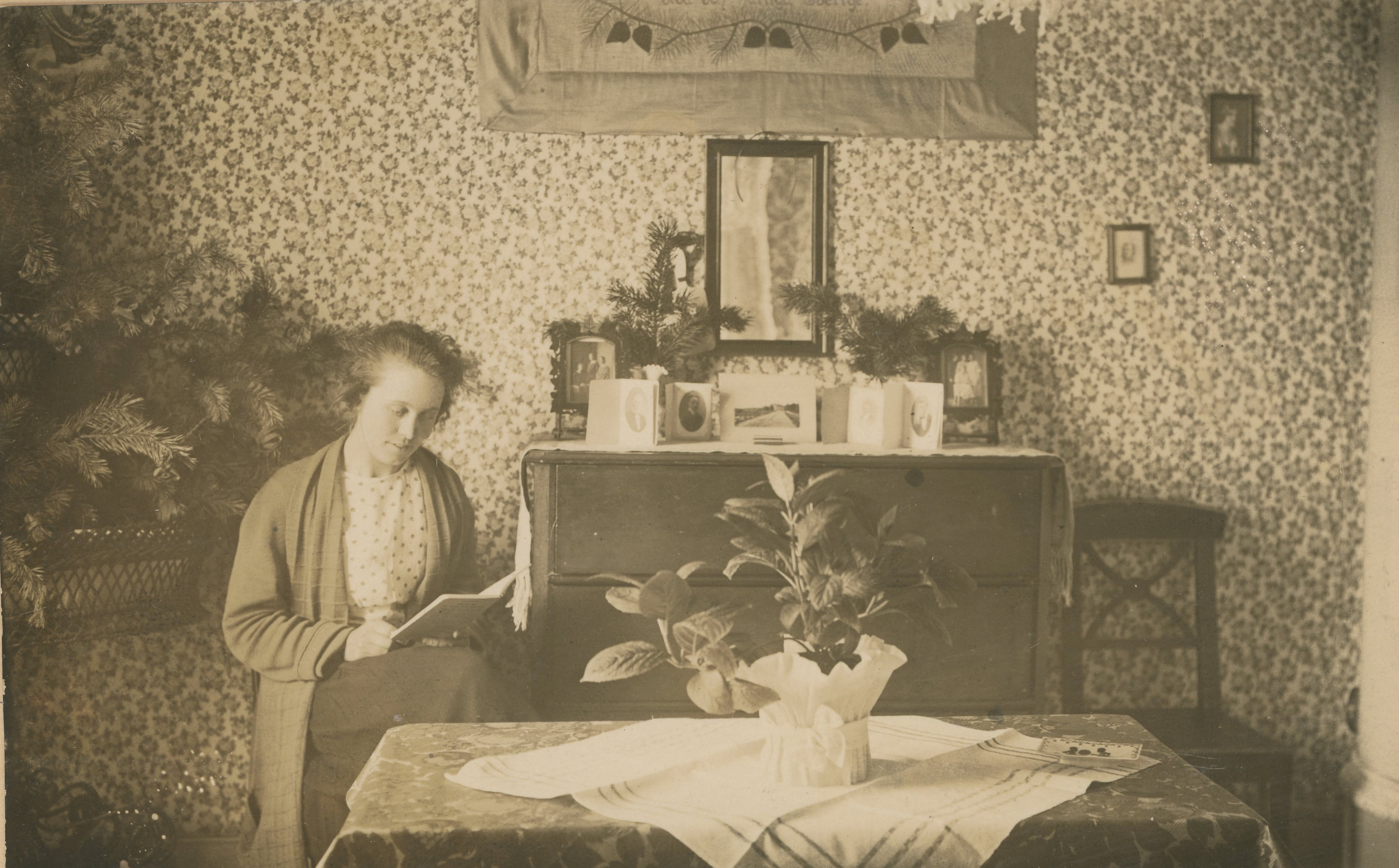 Jenny Markström 1924 i sin kammare i Långnäs
