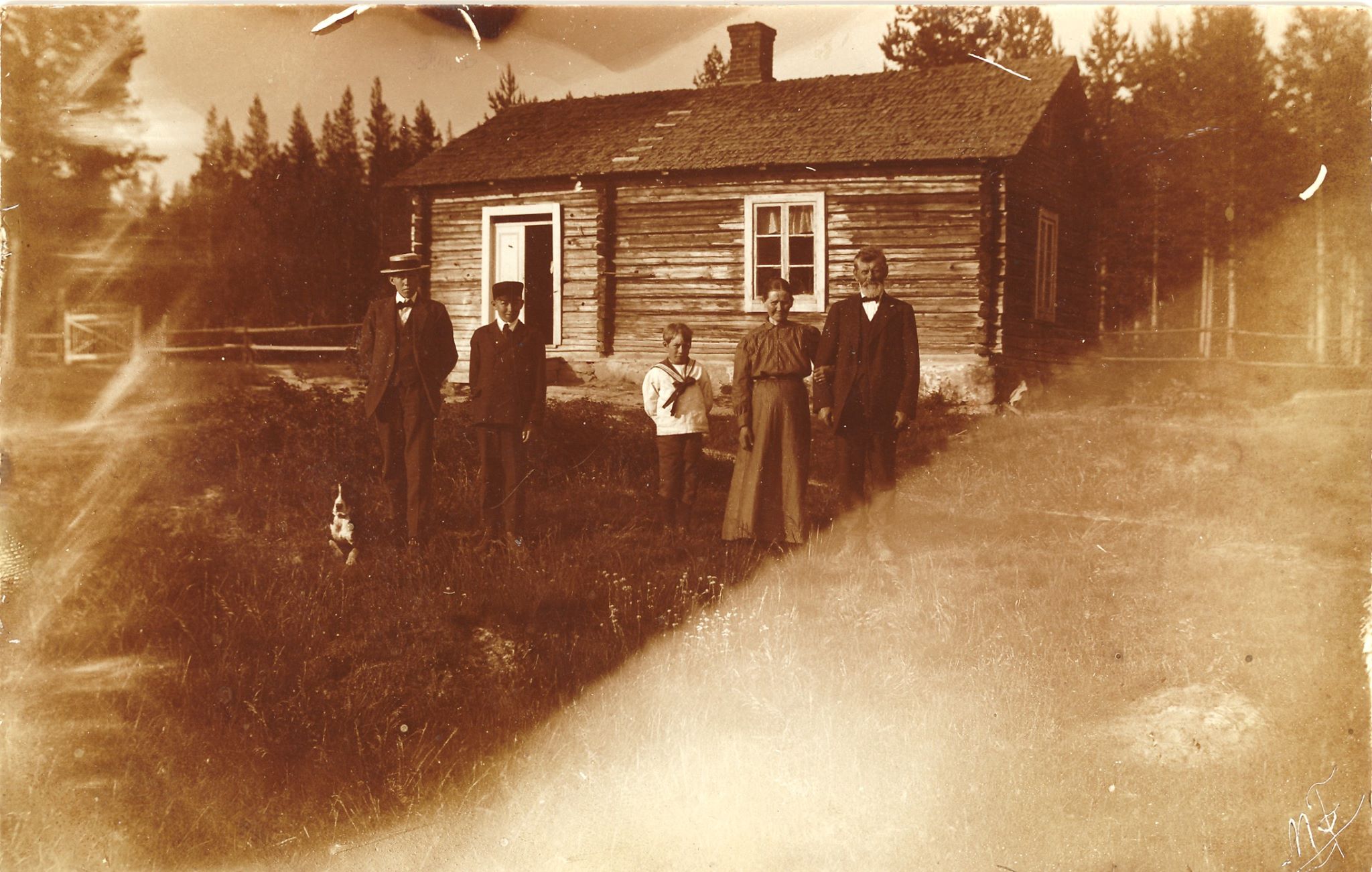 En tidig bild på en norrbottnisk torparfamilj